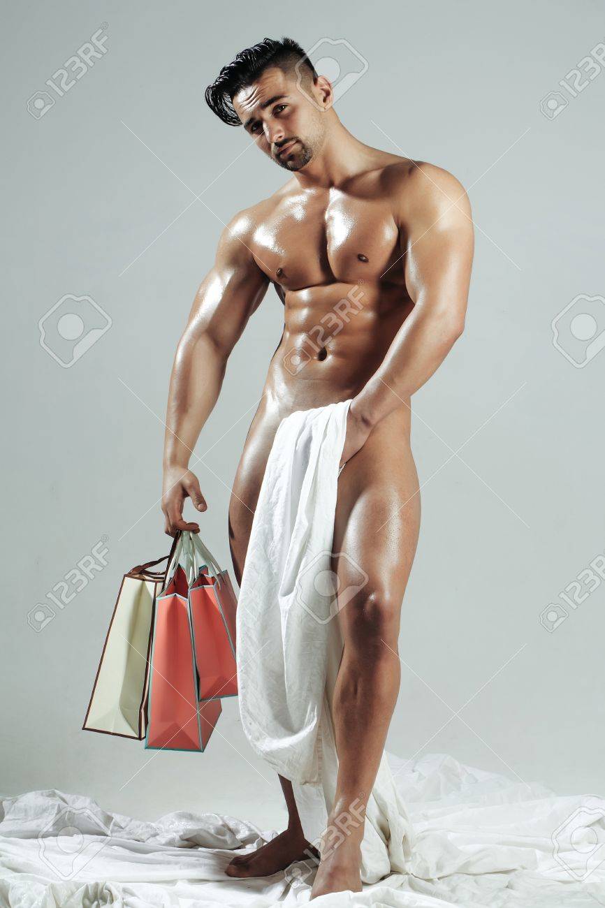 Apuesto Hombre Musculoso O Chico Macho Desnudo Con Cuerpo Atlético Mojado  Sexy Y El Torso, Oculta Bajo El Tejido Textil O Tela Blanca, Tiene Bolsos  De Compras De Regalo Sobre Fondo Gris