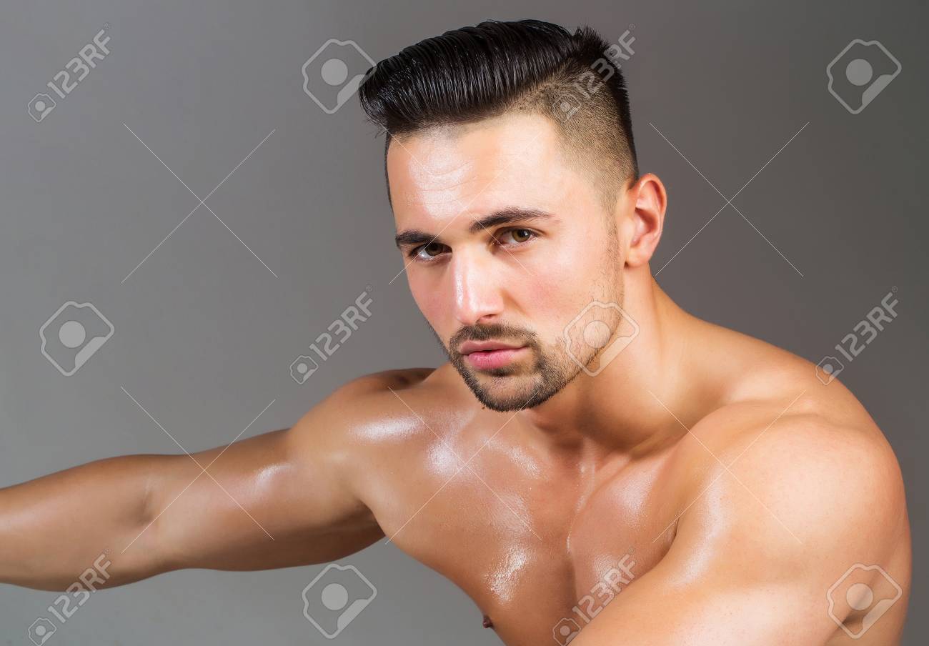 ハンサムな男または筋肉マッチョ ボディービルダー 毛 ヘアスタイル 脂性肌 セクシー 筋肉トルソ ボディ 上腕三頭筋 上腕二頭筋ポージング灰色の背景上で の写真素材 画像素材 Image 6978