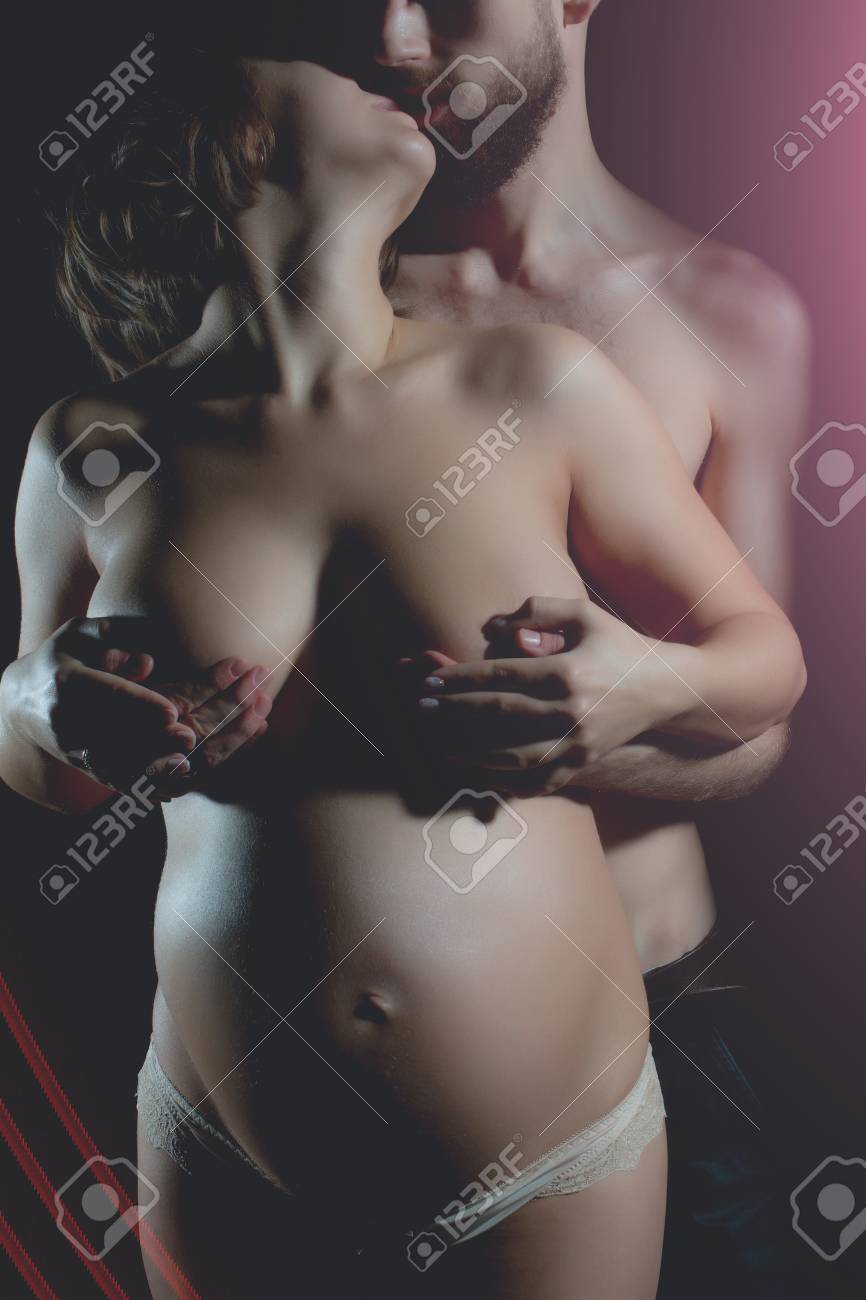 Famille, Parent, Couple, Assez, Heureux, Sexy, Femme, Ou, Mignon, Enceinte,  Fille, À, Nu, Rond, Ventre, Et, Beau, Homme Barbu, Hipster, Tient, Mains,  Sur, Coffre, Sur, Arrière-plan Noir, Fête Des Mères Banque DImages