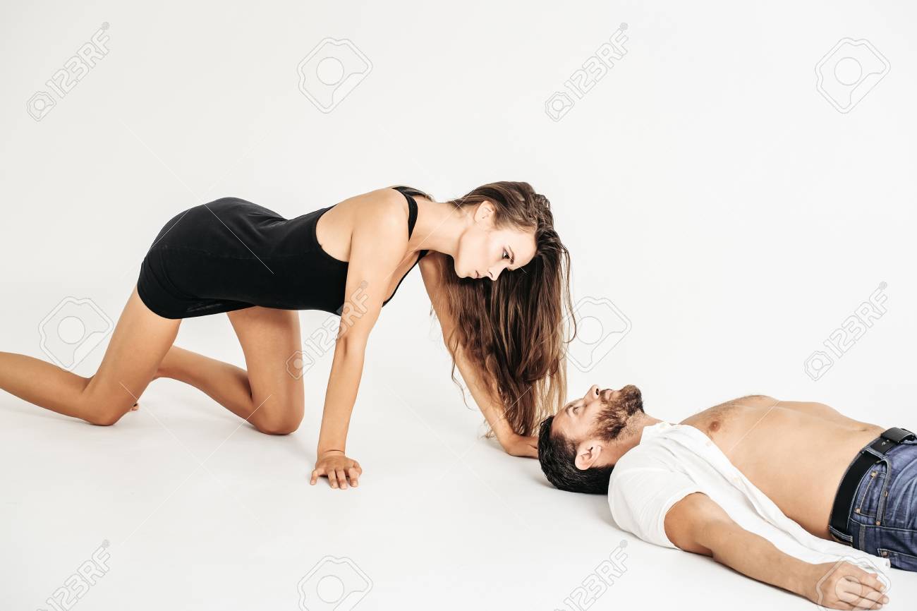 Erotic Yoga Mit Nackter Brünetten Auf Dem Boden. Erotic Yoga Mit Nackter Brünetten Auf Dem Boden.