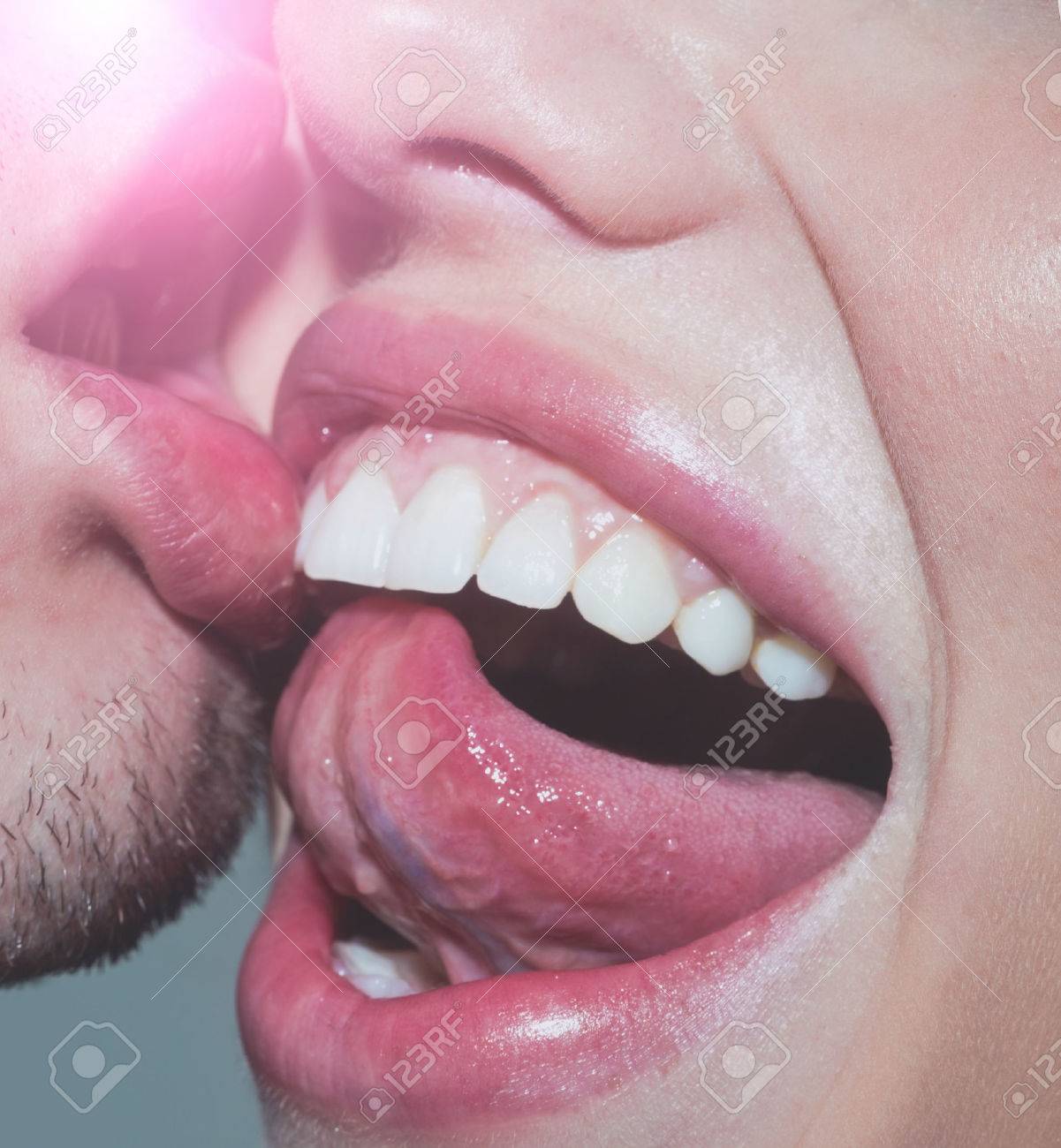 男性と女性の唇 舌 舐めやキスと幸せな感情 クローズ アップの笑顔に白い歯 の写真素材 画像素材 Image 男性と女性の唇 舌 舐めやキスと幸せな感情 クローズ アップの笑顔に白い歯 の写真素材 画像素材 Image