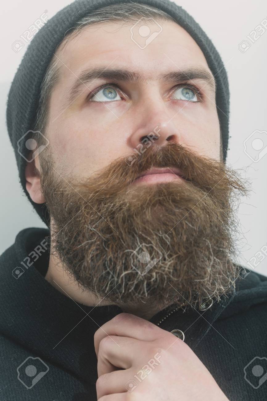 髭男は 長いひげ 真剣な顔 白い背景に黒の帽子は ルックアップの理髪店で美容師による散髪を取得無精ひげを生やした男の口ひげを持つ残忍な白人ヒップ の写真素材 画像素材 Image