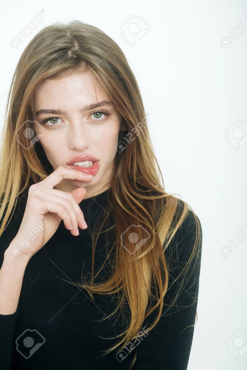 きれいな女の子や長いブロンドの髪 黒服白背景にポーズ 髪型と美しい女性 の写真素材 画像素材 Image