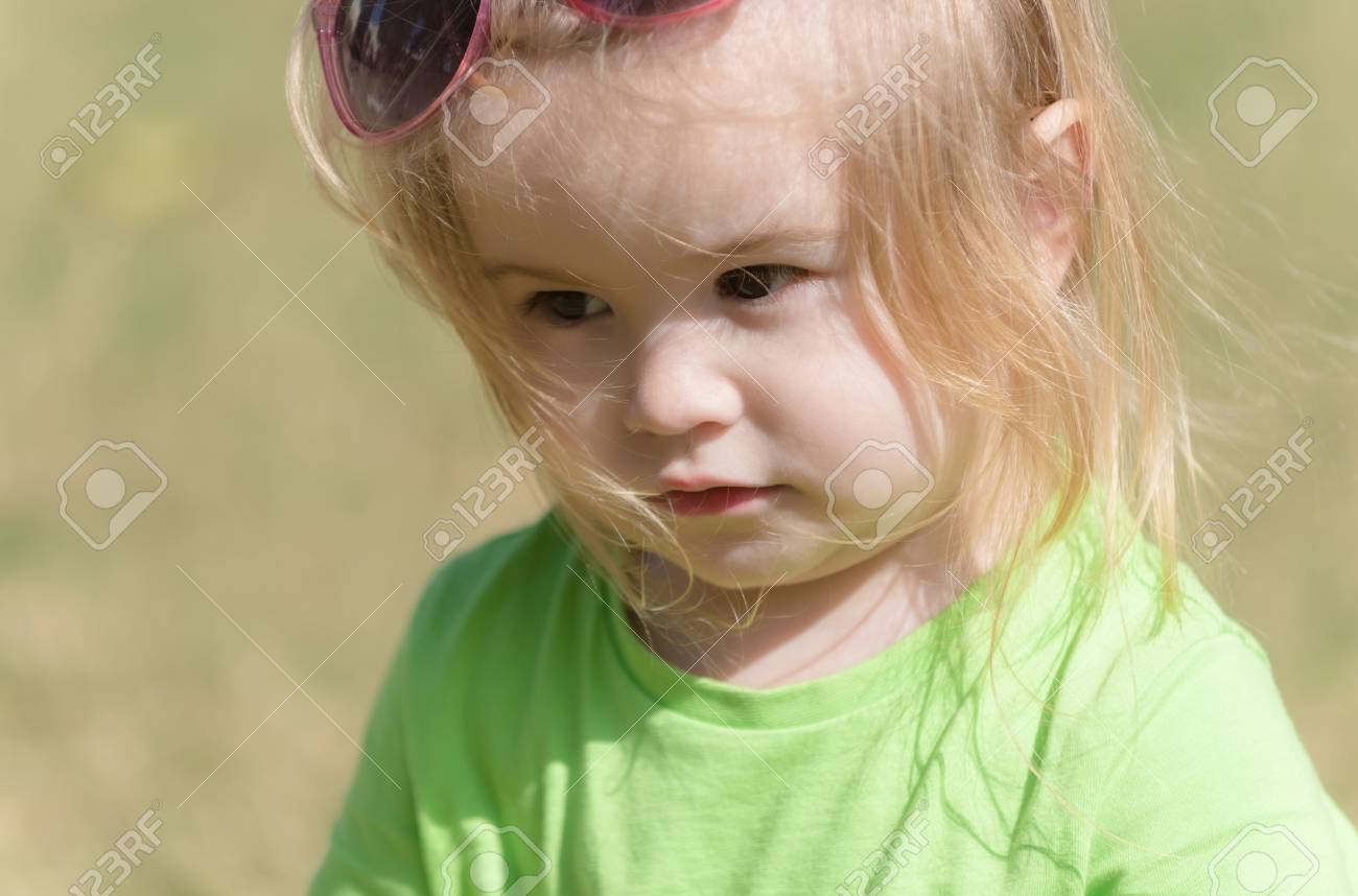 Bebe Garcon Mignon Petit Petit Enfant Avec Des Lunettes De Soleil Roses Sur La Tete Avec De Longs Cheveux Blonds En Jouant T Shirt Vert Le Jour Ensoleille D Ete En Plein Air Sur