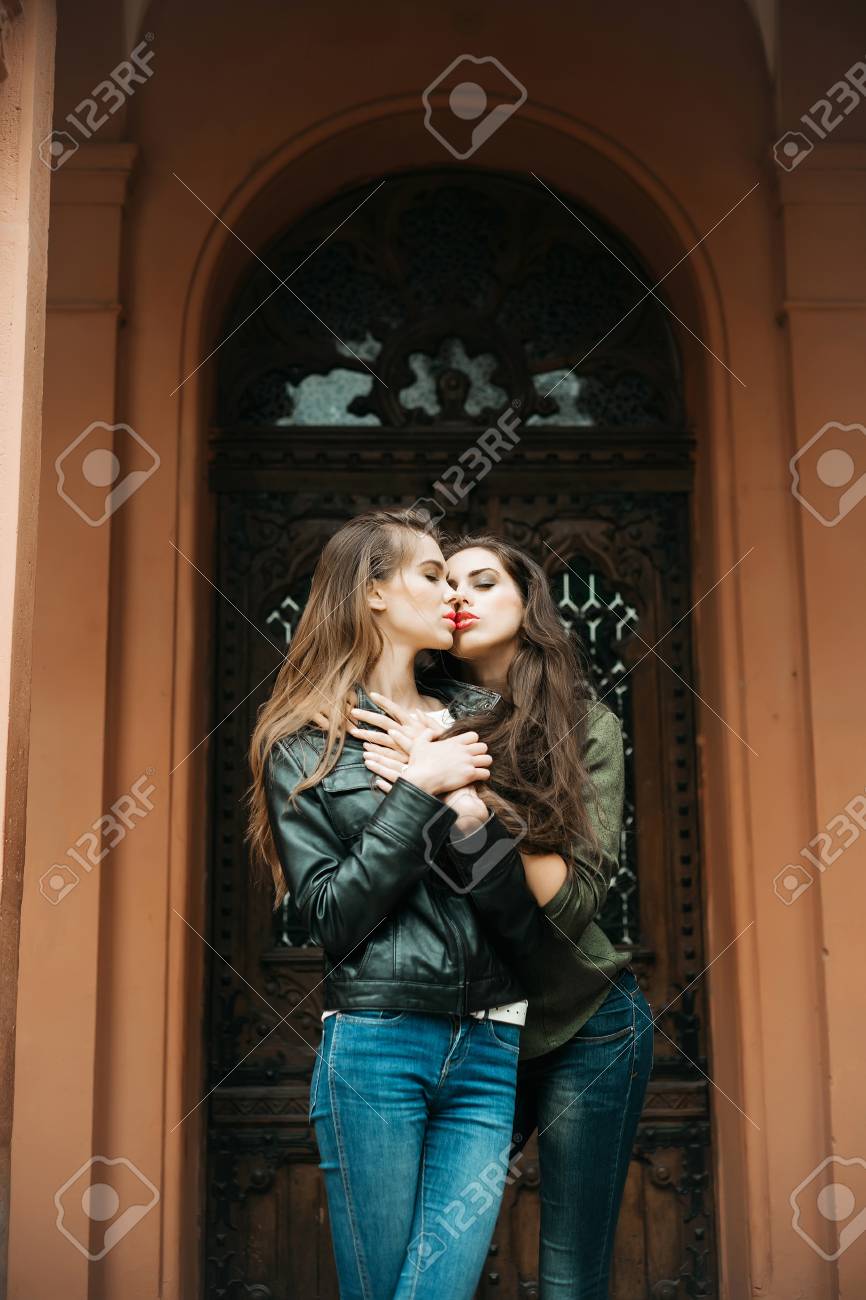 Niñas Bonitas Mujeres Con Maquillaje Con Estilo, Hermoso, Pelo Largo Besos Y Abrazos En Jeans Al Aire Libre En Madera, Puerta Principal. Amor Y Fotos, Retratos, Imágenes Y Fotografía De