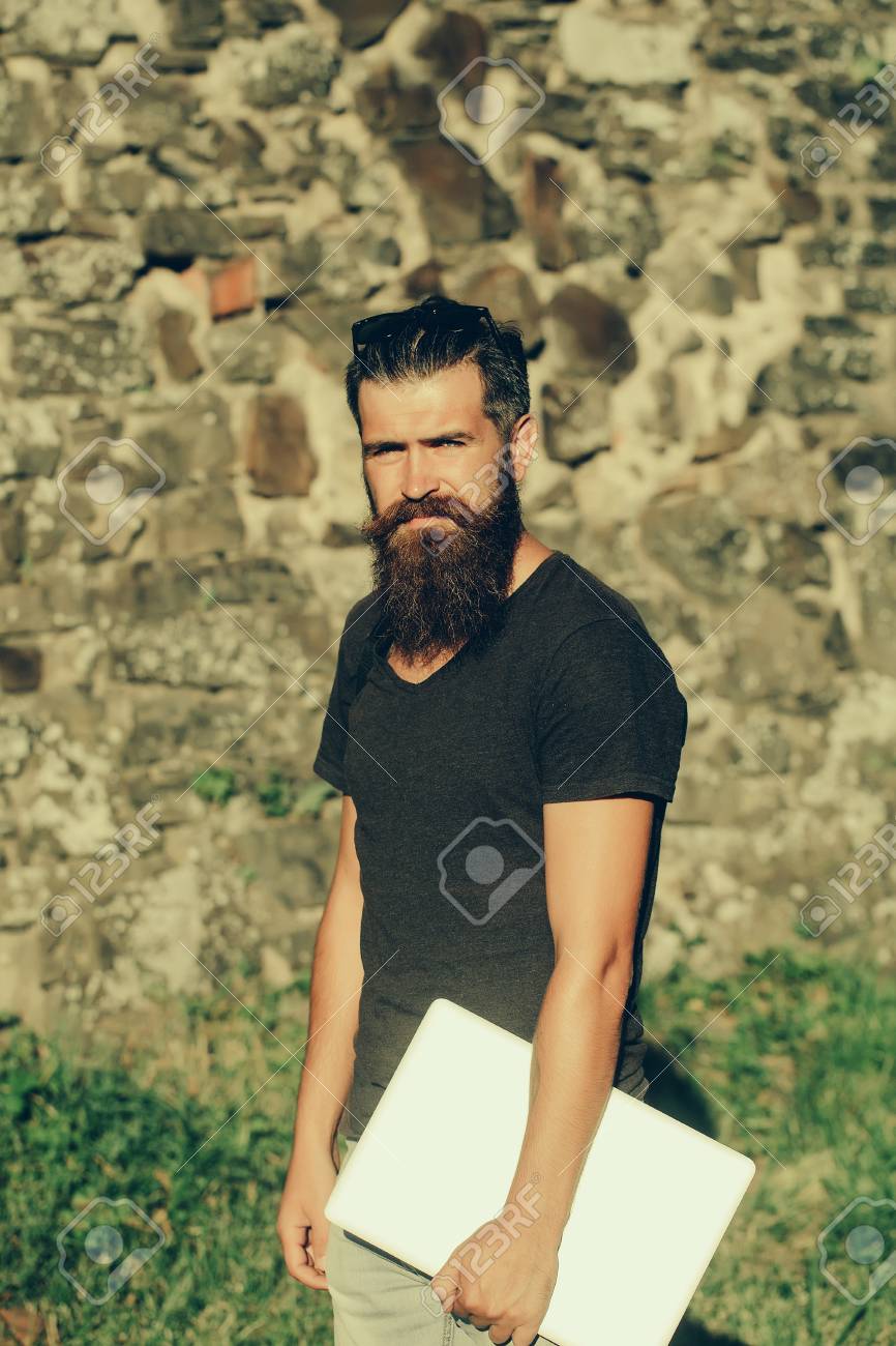 Camiseta De Color Soleado GrisEquipoEn Negro Barbudo Portátil Hombre Barba LargaBrutalGuapoCaucásico Hipster Ordenador Con Pie mw8n0Nv