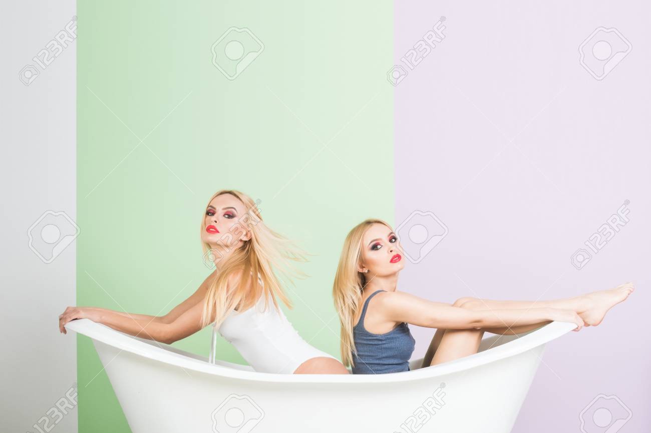 Две подружки в ванне. Подружки в джакузи. Девочка купается в ванной. Матеря с дочками в ванне. Джессика ориглиассо и руби.