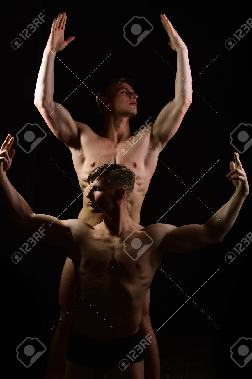 Gemelos, Hombres Musculosos Con Torso Desnudo Six Pack En Ropa Interior Con Cuerpo Atlético Sobre Fondo Negro, Alter Ego, Homosexuales Y Homosexuales Fotos, Retratos, Imágenes Y Fotografía Libres De
