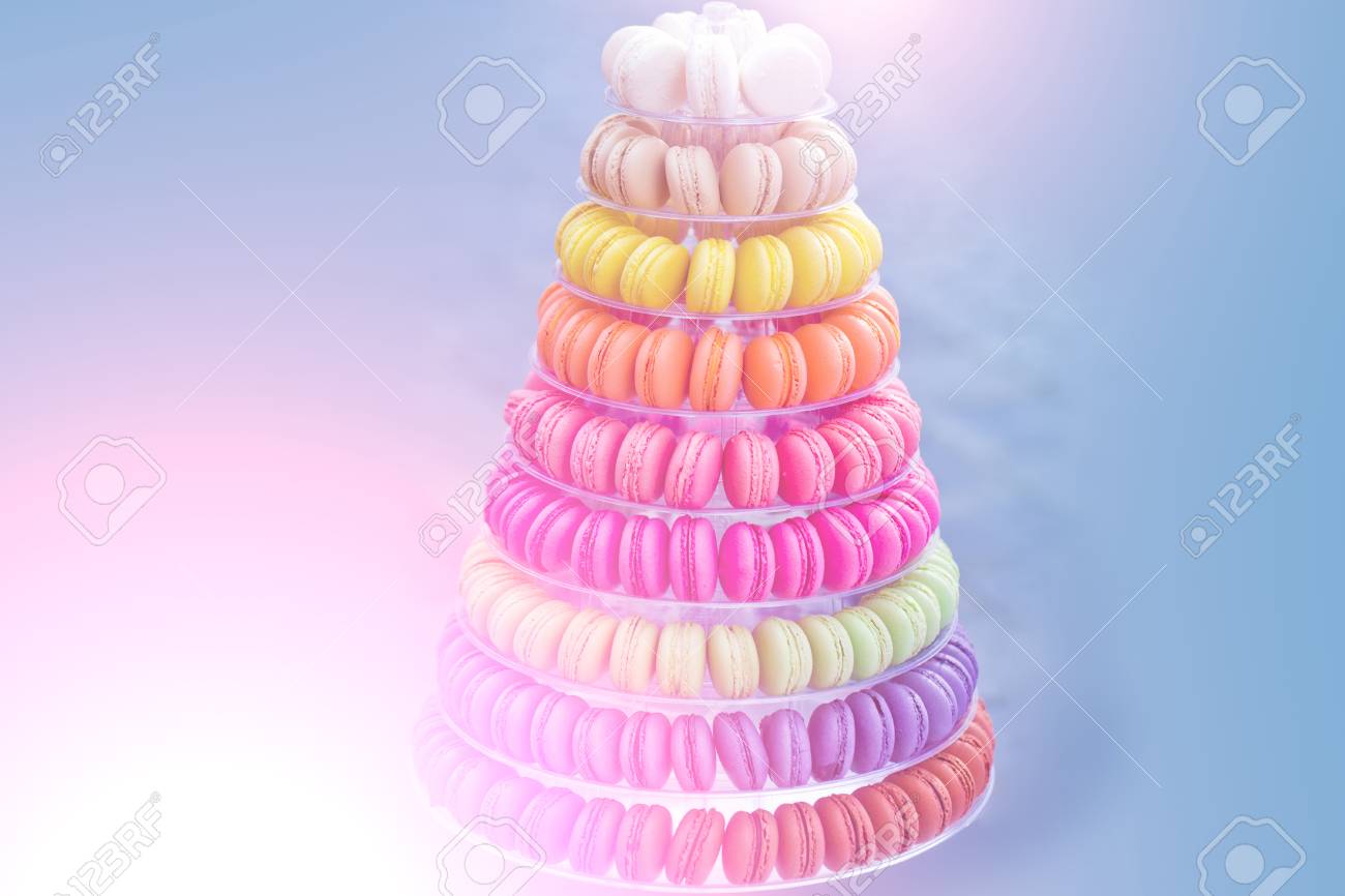 Macarons Francais Colore Pyramide De Gateau Multiniveaux Sur Plastique Assiette A Dessert Ou Se Tenir Debout Sur L Arriere Plan Flou Nourriture Regime Anniversaire Anniversaire Celebration De Mariage Espace Copie Banque D Images Et Photos