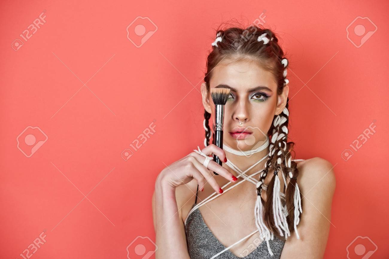 メイク きれいな女性や可愛い女の子 色化粧 鼻環ファッショナブルな髪と顔にパウダー ブラシを適用するスタイリッシュなモデル は赤の背景にお下げ スキンケア メイクや顔 ビューティー サロン コピー スペース の写真素材 画像素材 Image