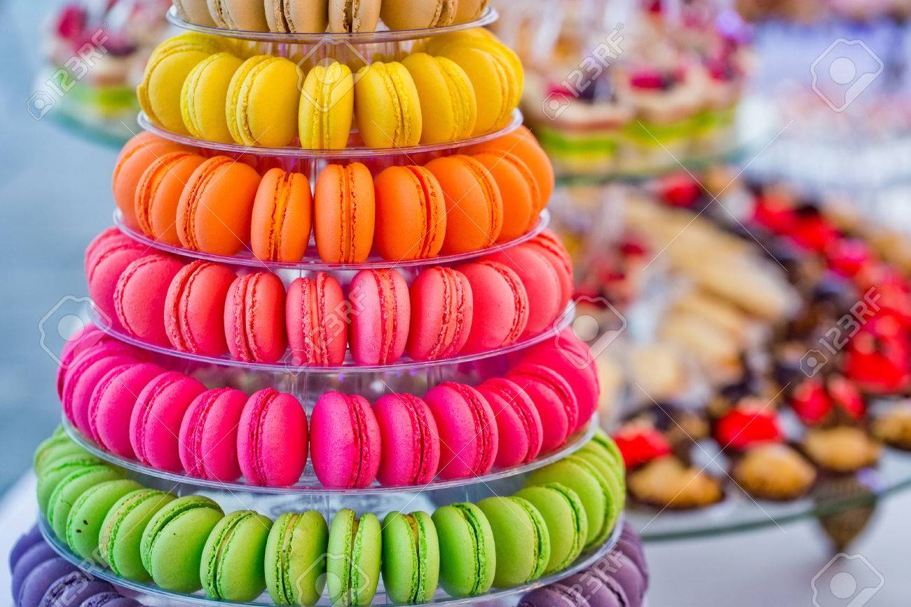 Macaron Delicieux Macarons Francais Colore Pyramide A Plusieurs Niveaux Et Gateau Sucre Dessert Sur Des Plaques Ou Des Peuplements Sur Fond Flou Nourriture Regime Anniversaire Anniversaire Celebration De Mariage Banque D Images Et