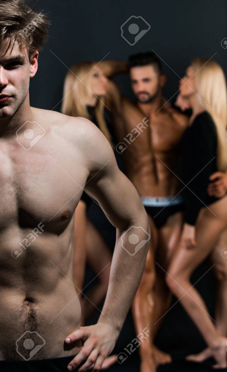 アスレチックの男との恋愛関係の背景をぼかし レズビアン ゲイ 裏切りで女性の人々 のグループの近くの裸の胸を持つ男 の写真素材 画像素材 Image アスレチックの男との恋愛関係の背景をぼかし レズビアン ゲイ 裏切りで女性の人々 のグループの近くの裸の胸を持つ男 の写真素材 画像素材 Image