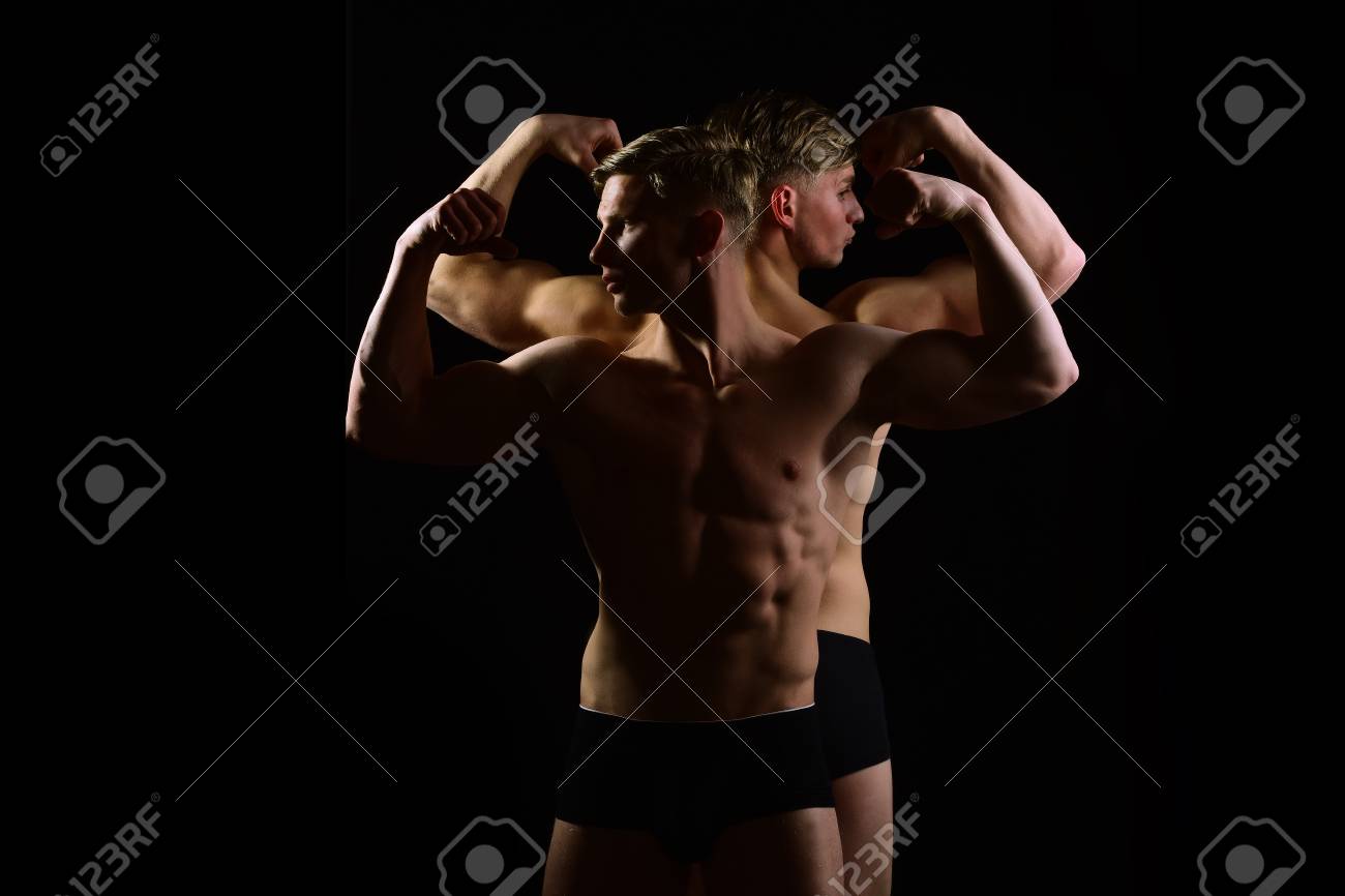 男性は 裸の胴と黒の背景 分身 ゲイ 同性愛 運動体と下着でシックス パック筋肉双子コピー スペース の写真素材 画像素材 Image 男性は 裸の胴と黒の背景 分身 ゲイ 同性愛 運動体と下着でシックス パック筋肉双子コピー スペース の写真素材 画像素材 Image