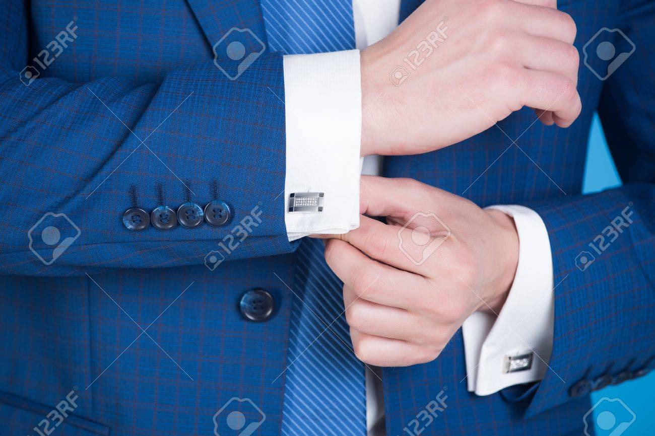 camisa blanca con botones azules