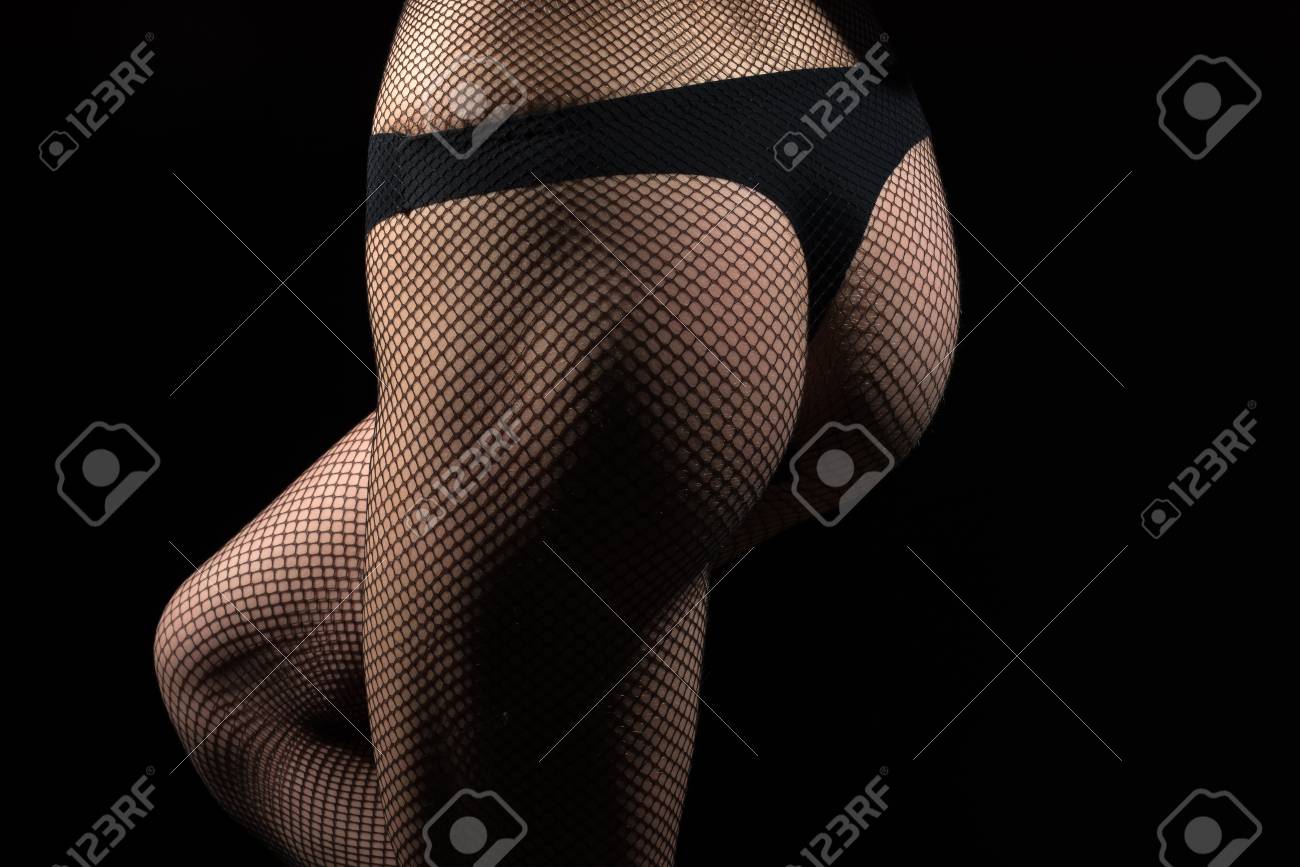 黒タイツ エロ 尻 腰とお尻の暗い背景に黒いパンティーと網パンスト タイツを着用します。セクシーな女性の尻。下着ファッションとランジェリー。官能的です。フィットネスの写真素材・画像素材  Image 82028313
