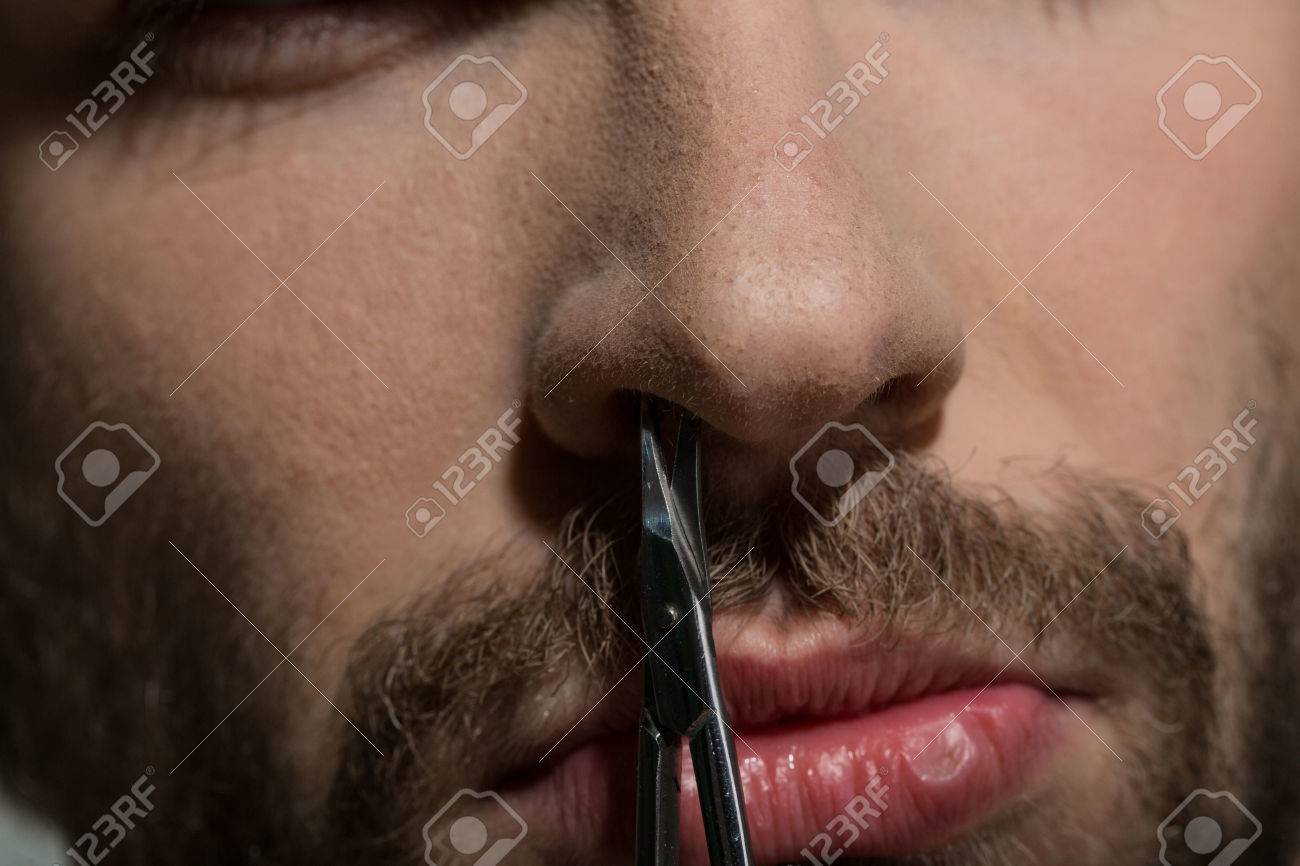 理髪店や美容院のサロン 髪の長いスタイリッシュな理髪店します 男はハサミで鼻毛をカットしました 美しさとファッション の写真素材 画像素材 Image