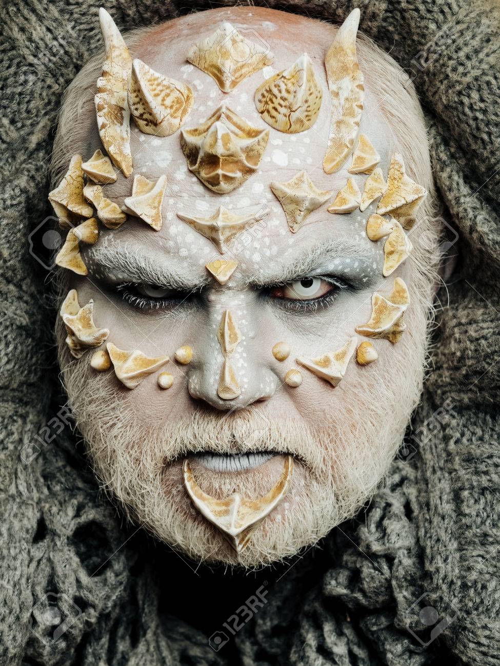 Monstergesicht Mit Weissen Augen Scharfen Dornen Und Warzen Mann Mit Drachenhaut Und Bart Alien Oder Reptilien Make Up Damon Kopf Auf Grau Gestrickten Hintergrund Horror Und Fantasy Konzept Lizenzfreie Fotos Bilder Und Stock Fotografie