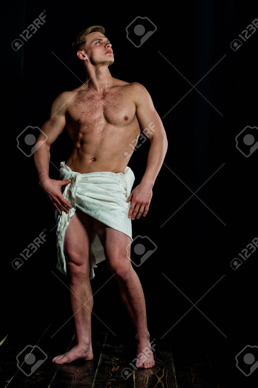 Mann Mit Muskulösem Nassem Körper In Der Weißen Binde. Adam Mit Glitzer Auf Der Nackten Brust. Athletische Bodybuilderhaltung Als Statue. Sport Und Training 866x1300 Bild Mann Mit Muskulösem Nassem Körper In Der Weißen Binde. Adam Mit Glitzer Auf Der Nackten Brust. Athletische Bodybuilderhaltung Als Statue. Sport Und Training