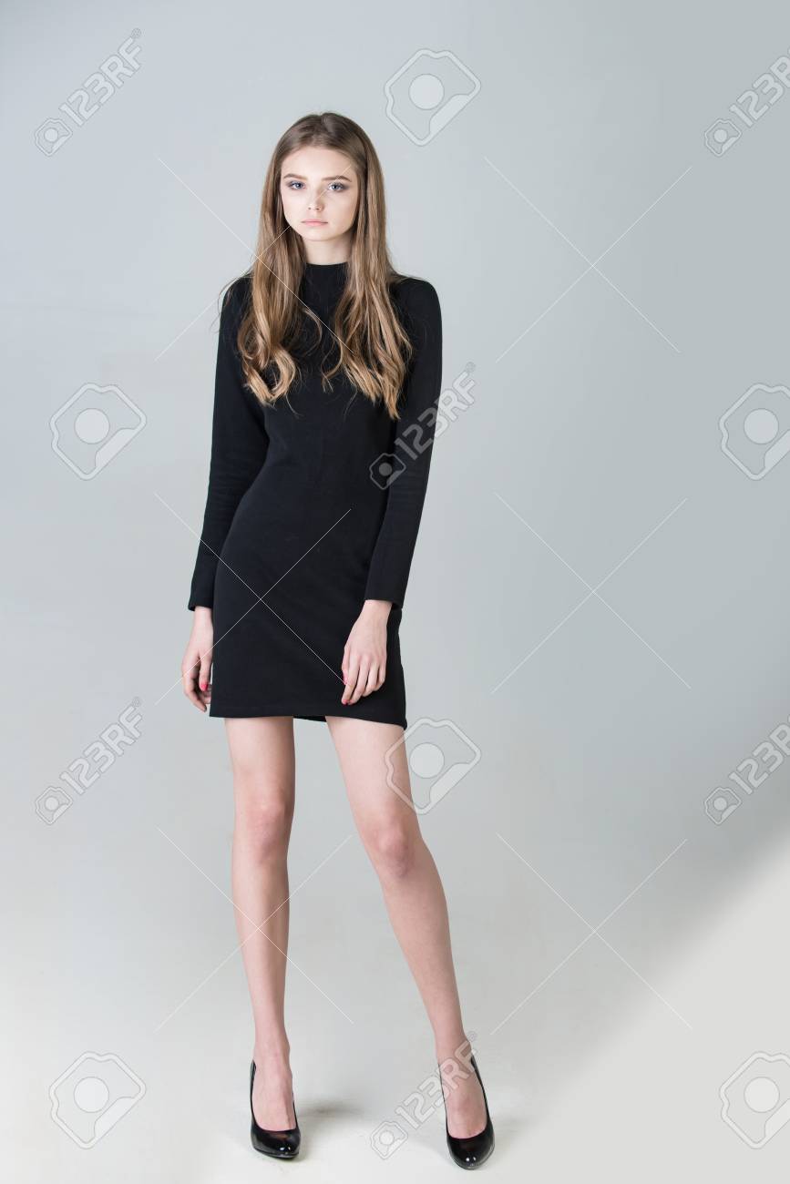 灰色の背景に黒のドレスに長い髪の女 の写真素材 画像素材 Image 46