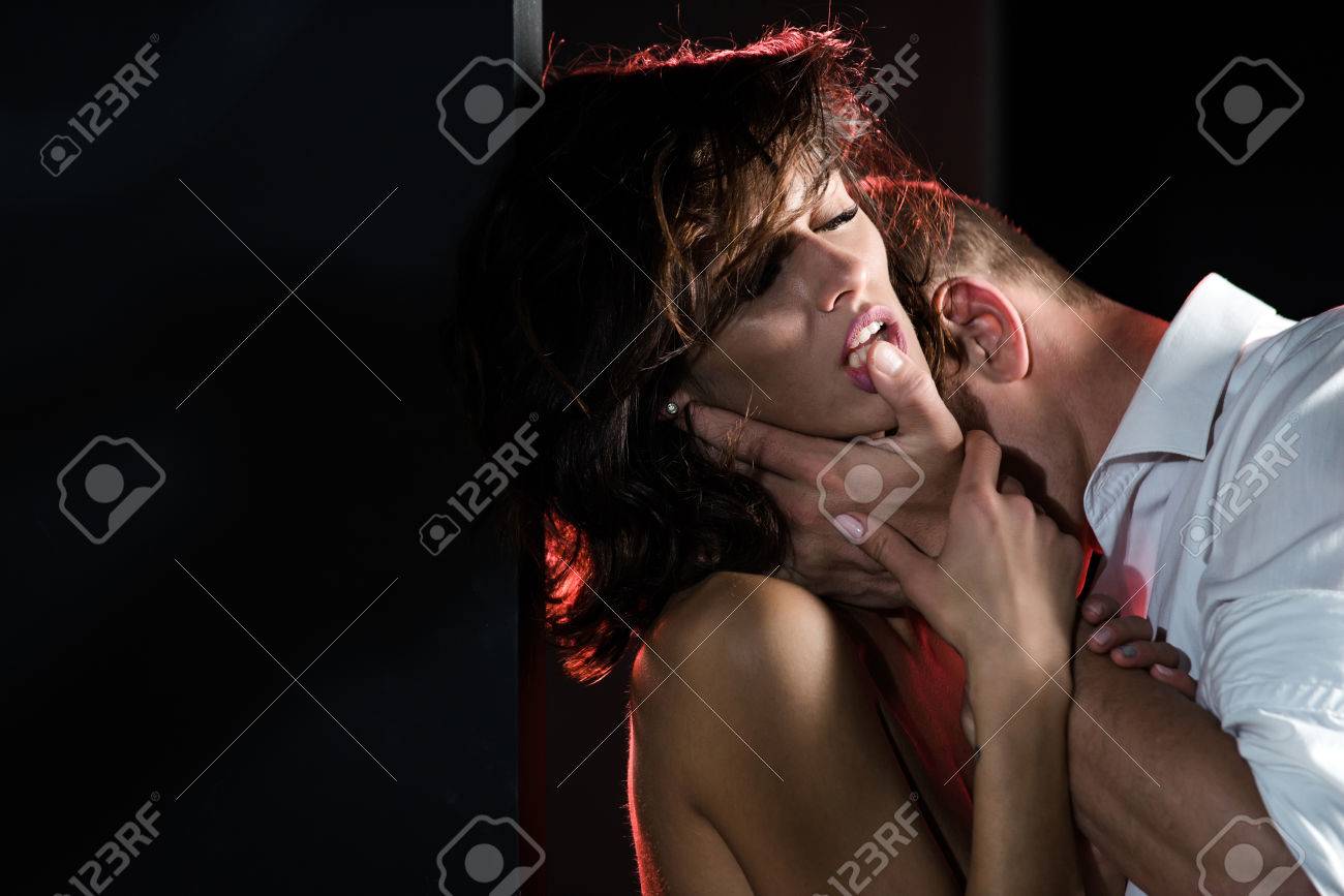 Homem Com A Garota Nua Sexy. Casal Apaixonado Por Homem Sexy E Mulher.  Relações De Menina E Cara. Amor E Romance. Namorado E Namorada Se Abraçam.  Fotos, retratos, imágenes y fotografía de