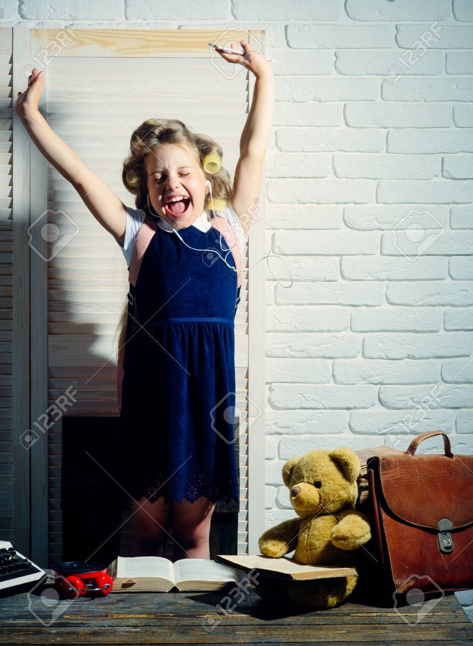 ブリーフケースと目覚まし時計の子 子供は キャリアと聞く音楽を選択します 教育は 子供の頃 熊本と小さな赤ちゃんの秘書 ヘッドセットと携帯電話で髪のカーラーを持つ小さな少女 の写真素材 画像素材 Image