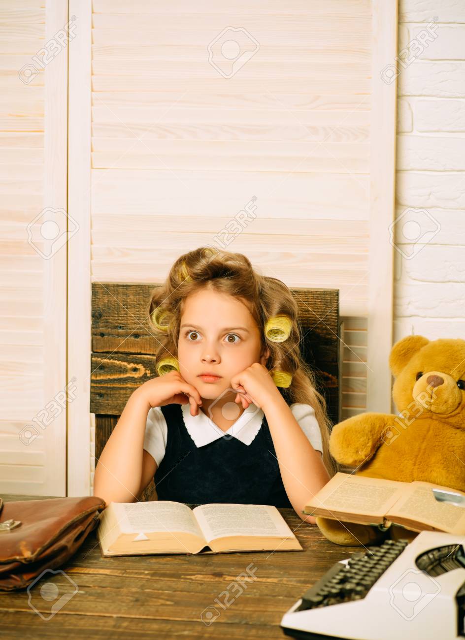 教育は 子供の頃 クマとキャビネットの小さな赤ちゃんの秘書 子供は本を読んでいます 学校での子供の遊び 小さな女の子の髪にカーラー の写真素材 画像素材 Image