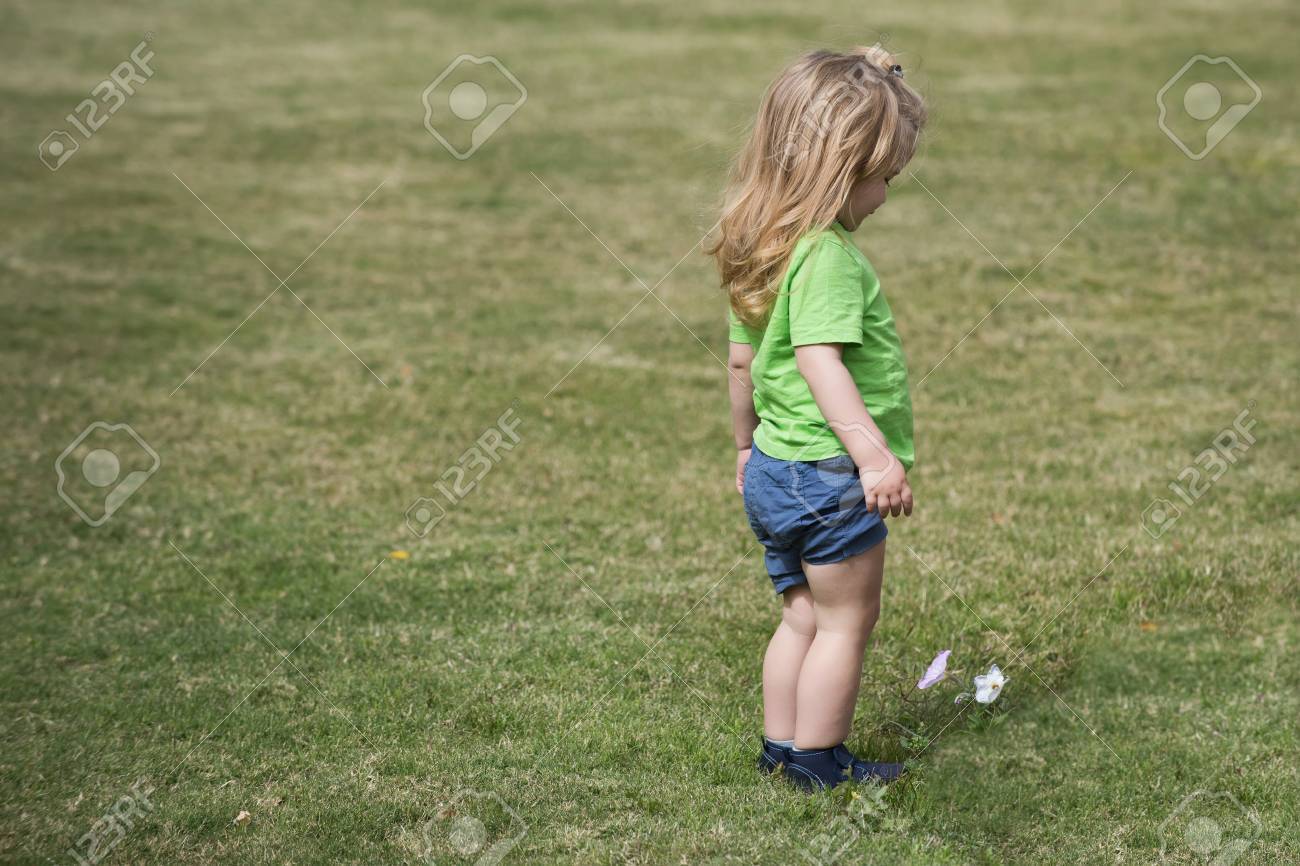 Kleiner Junge im grünen Hemd läuft und kurze Hosen, Kind i Kleiner Junge im grünen Hemd läuft und kurze Hosen, Kind i
