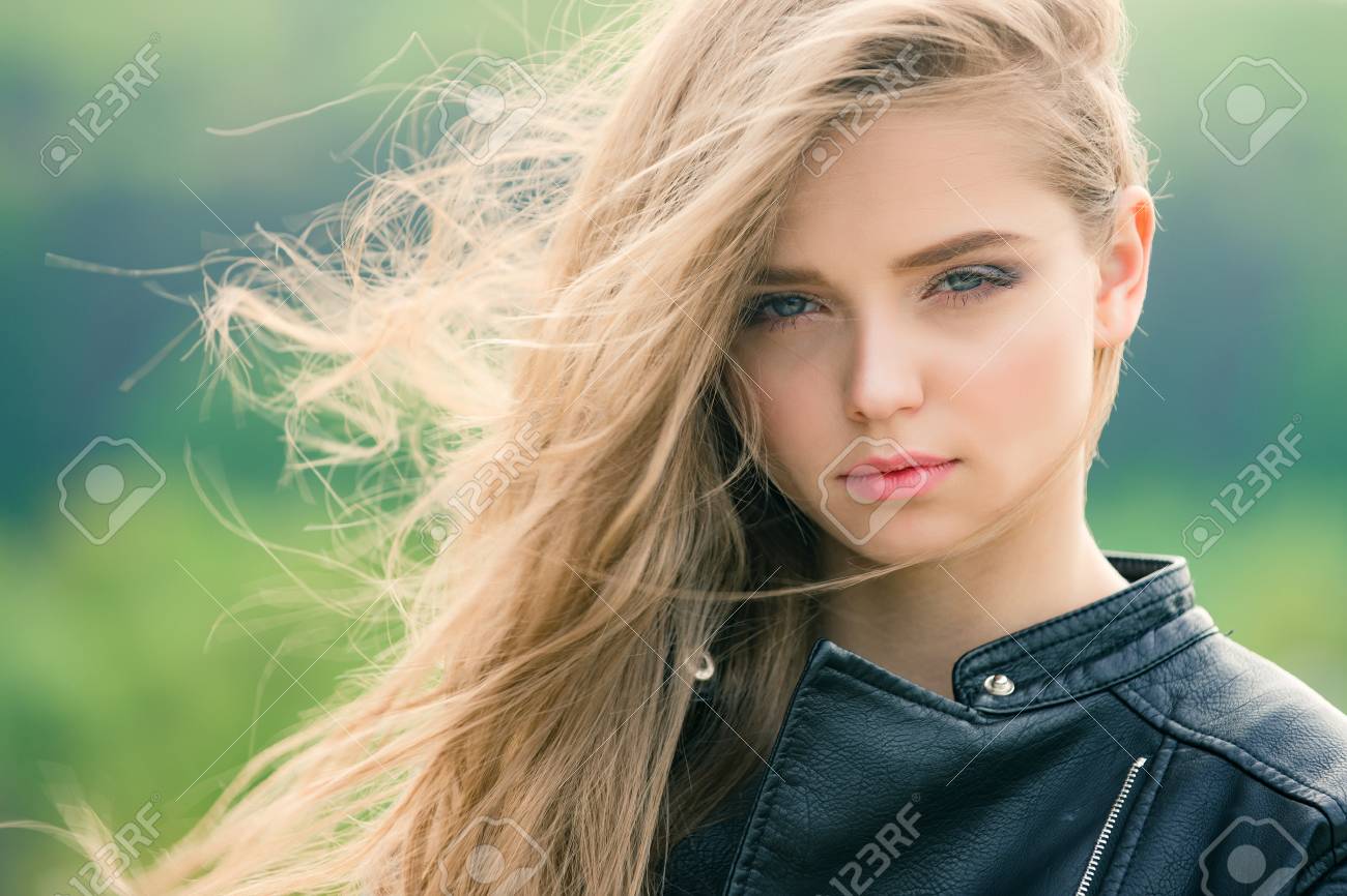 unscharfe hintergründe im freien tannenzweige hintergrund modemodell auf unscharfen hintergrund sexy frau im freien mädchen in lederjacke auf unscharfen im unscharfe hintergründe im freien tannenzweige hintergrund modemodell auf unscharfen hintergrund sexy frau im freien mädchen in lederjacke auf unscharfen im