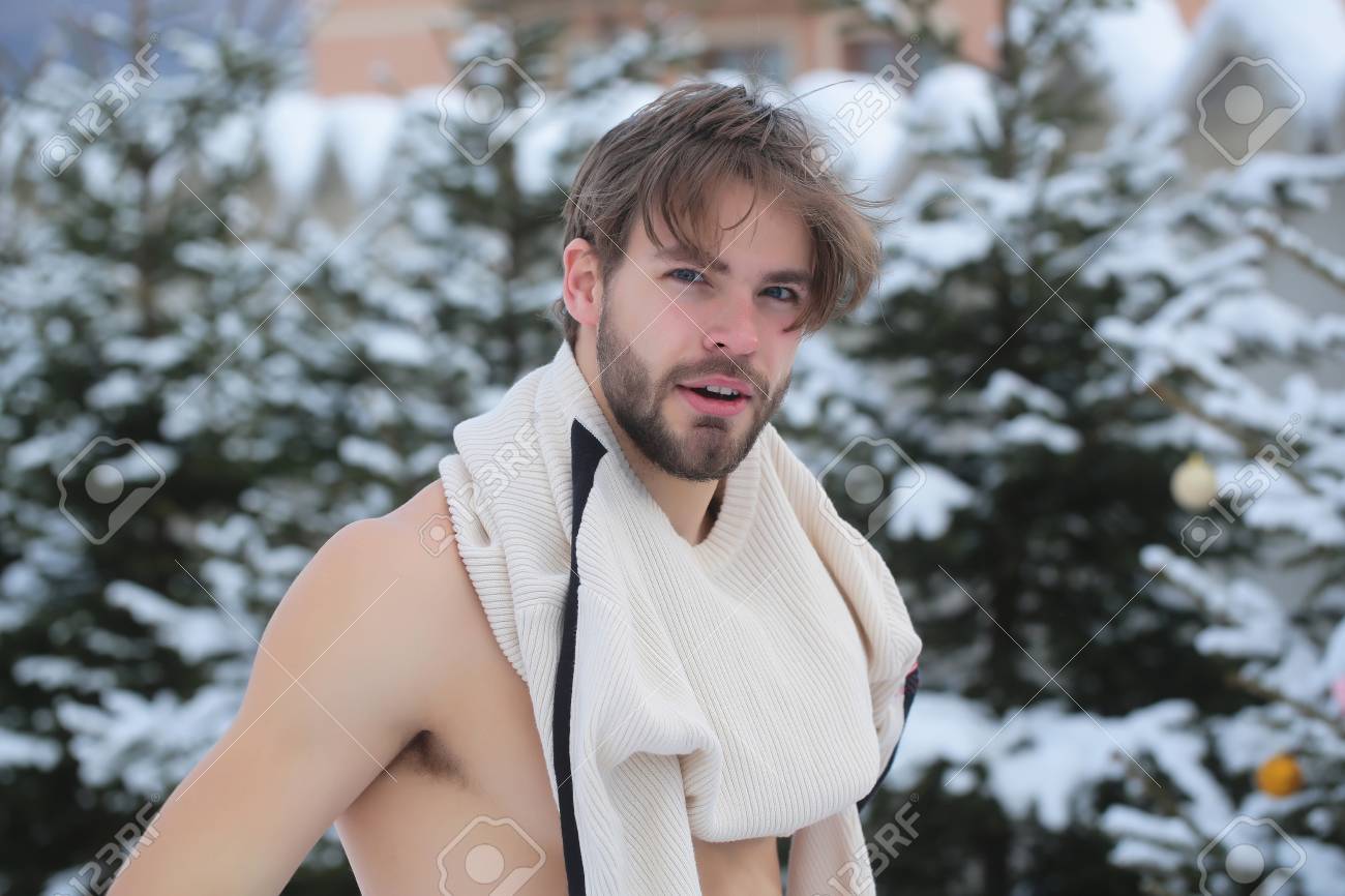 首のセーターや冬の日の雪の森で 裸の胴体と白人マッチョは 自然と健康 クリスマスと新年 休日のお祝いのコンセプト の写真素材 画像素材 Image