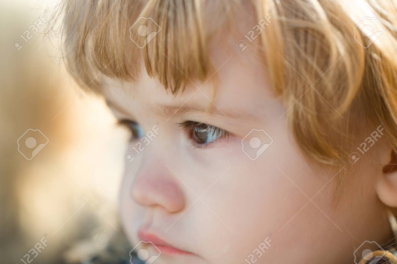 Enfant Aux Yeux Marron Bebe Par Une Journee Ensoleillee En Plein Air Kid Aux Longs Cheveux Blonds Concept D Enfance Heureuse Enfant En Bas Age Avec Joli Visage Banque D Images Et Photos Libres