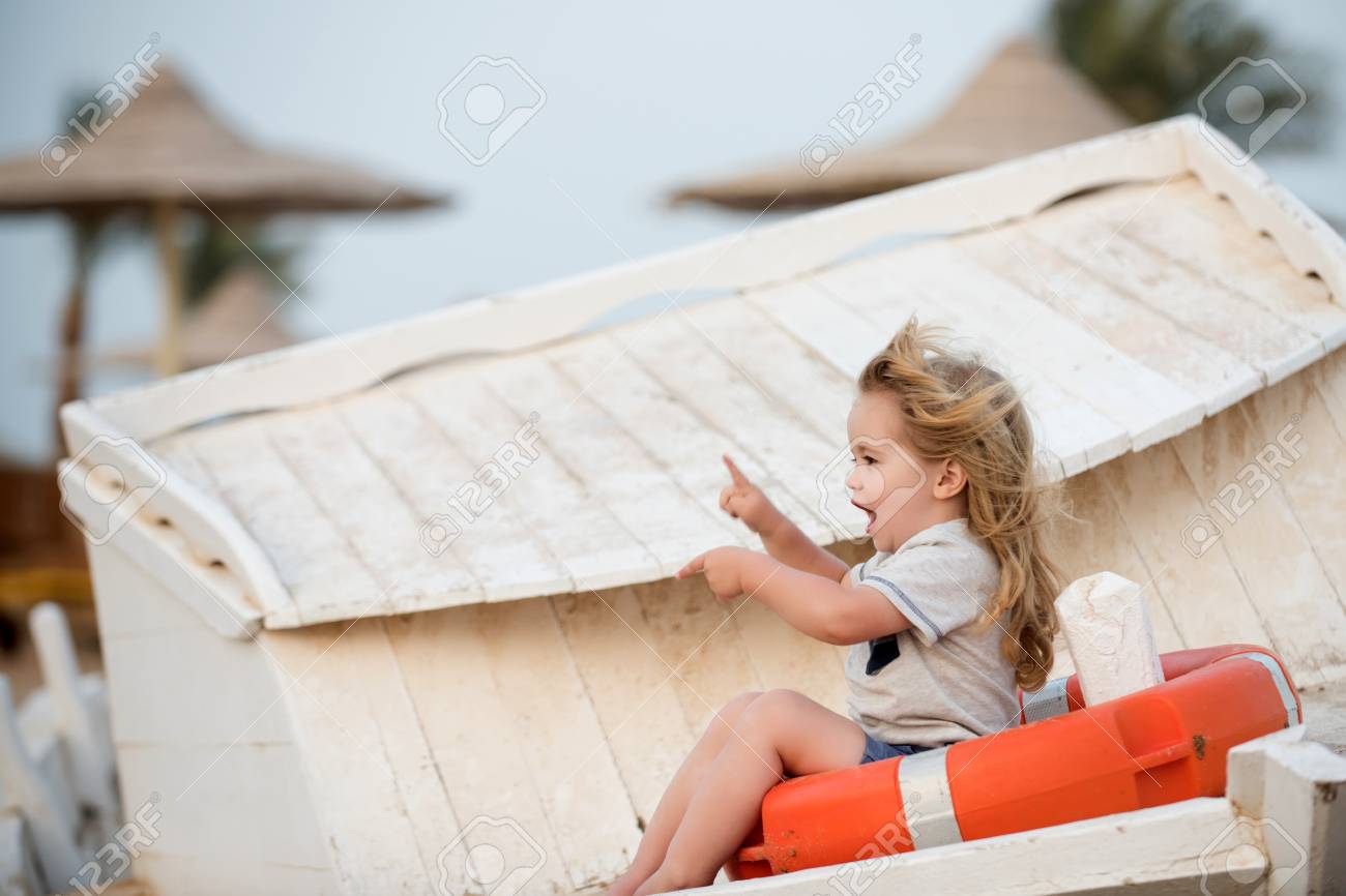 Voyage Et Vacances D Ete Securite Maritime Et Transport Enfant Petit Garcon Peu Assis Dans La Bouee De Sauvetage Sur Le Bateau Concept De Soins De L Enfance Et De Bebe Petit Gamin Pointant