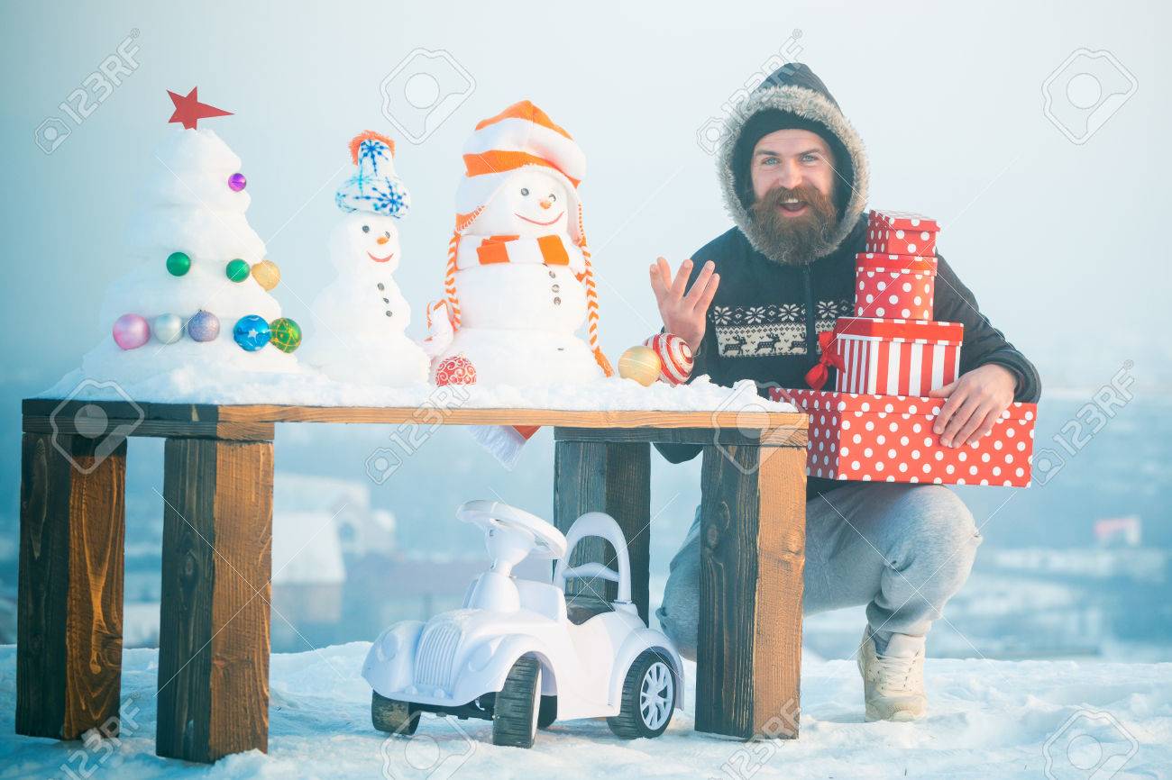 En AzulCoche Barbudo PresentesHombre Debajo Regalos Mesa El Feliz Juguete Sonríe La Los Hipster Cielo Muñecos Que Con Cajas De LAc4Rq35j