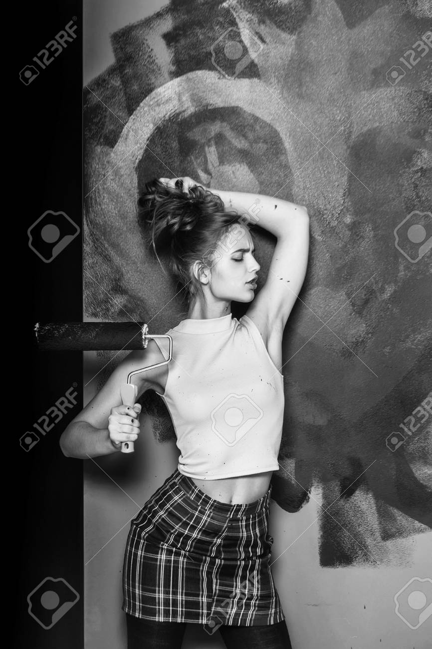 Mujer Bonita Con Rodillo Herramienta De Construccion Pintura