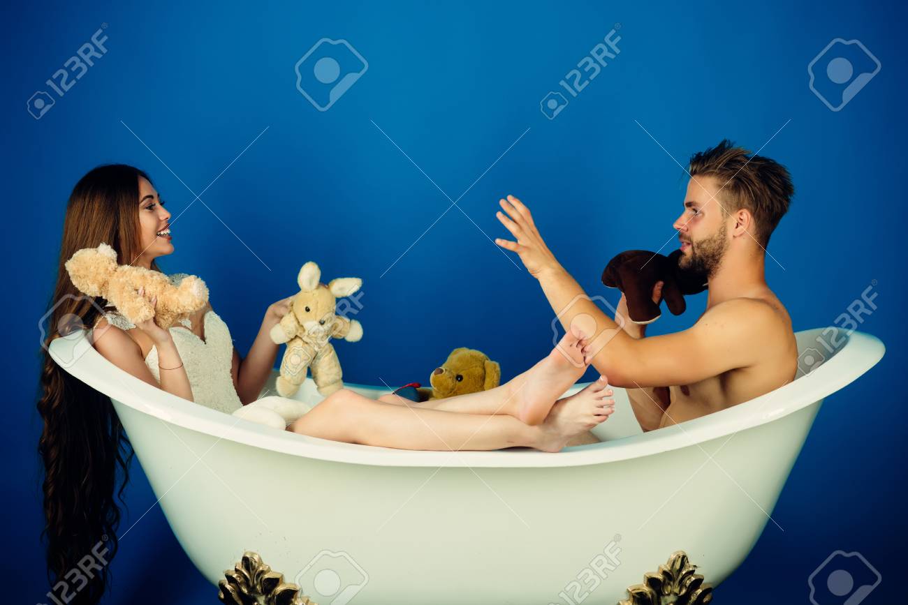 彼氏と彼女としては 青の背景にリラックスします 長い髪の女の子に近い浴槽で男 ドレスと熊のぬいぐるみで男の女 お風呂で男女の愛のカップル 愛とロマンス の写真素材 画像素材 Image