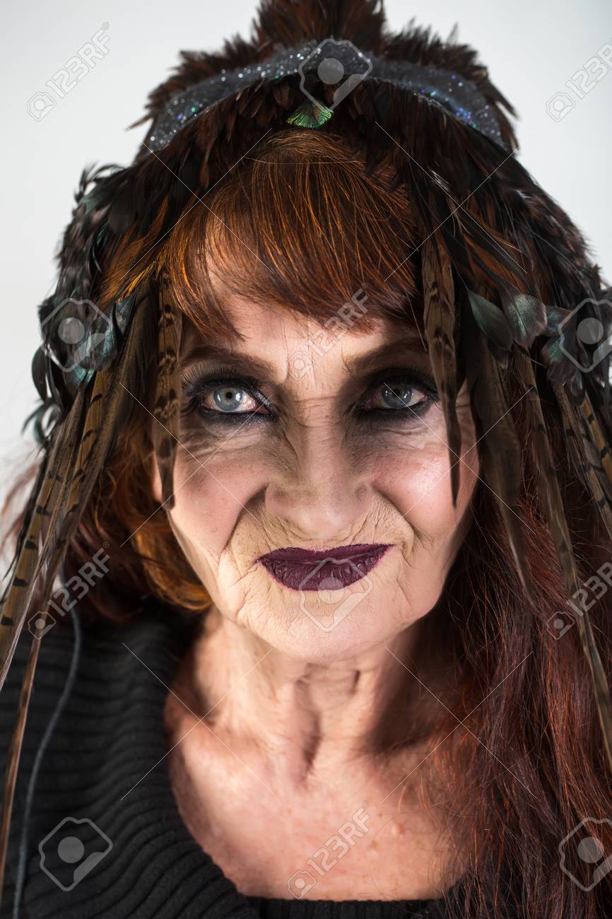 Vieille Dame D'halloween Au Chapeau De Sorcière. Femme En Noir Avec De  Longs Cheveux Roux Et Le Maquillage. Célébration De Vacances. Fête  Traditionnelle. Halloween Vieille Femme Sur Fond Blanc. Banque D'images Et