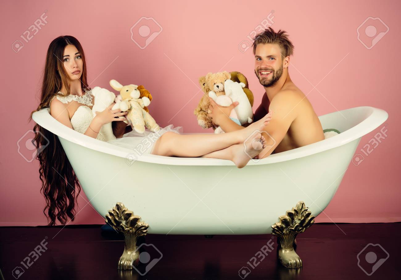 vente chaude authentique à vendre acheter Amour et romance Couple amoureux d'homme et femme dans le bain. Homme dans la baignoire près de fille aux cheveux longs. Femme en robe et mec avec ... vente chaude authentique à vendre acheter Amour et romance Couple amoureux d'homme et femme dans le bain. Homme dans la baignoire près de fille aux cheveux longs. Femme en robe et mec avec ...