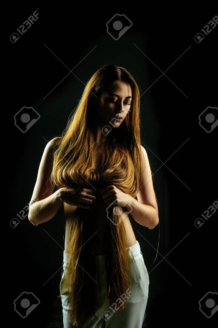 美容院とファッション 女の子は黒い背景に化粧と健康な髪を持っていません スタイリッシュな長い髪と裸の胸を持つ女性 ヘアケアとシャンプー 美容院と床屋 の写真素材 画像素材 Image