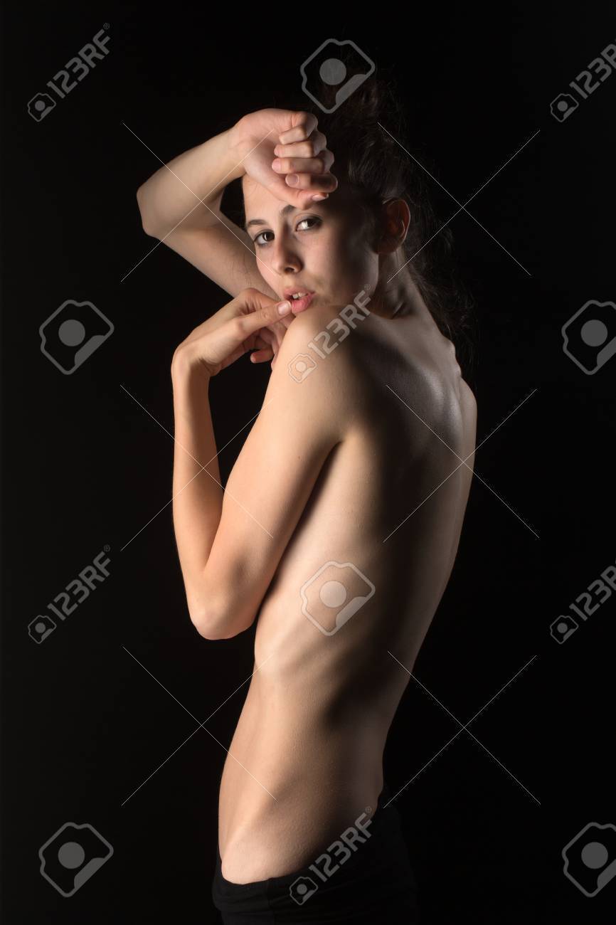 фото голая молодёж Молодежь И Здоровье. Голая Модель Моды Позируют В Студии. Женщина С Обнаженным Спиной Силуэт. Массаж И Отдых. Девушка С Телом, Изолированных На Черном Фоне. Фотография, картинки, изображения и сток-фотография без роялти. Image