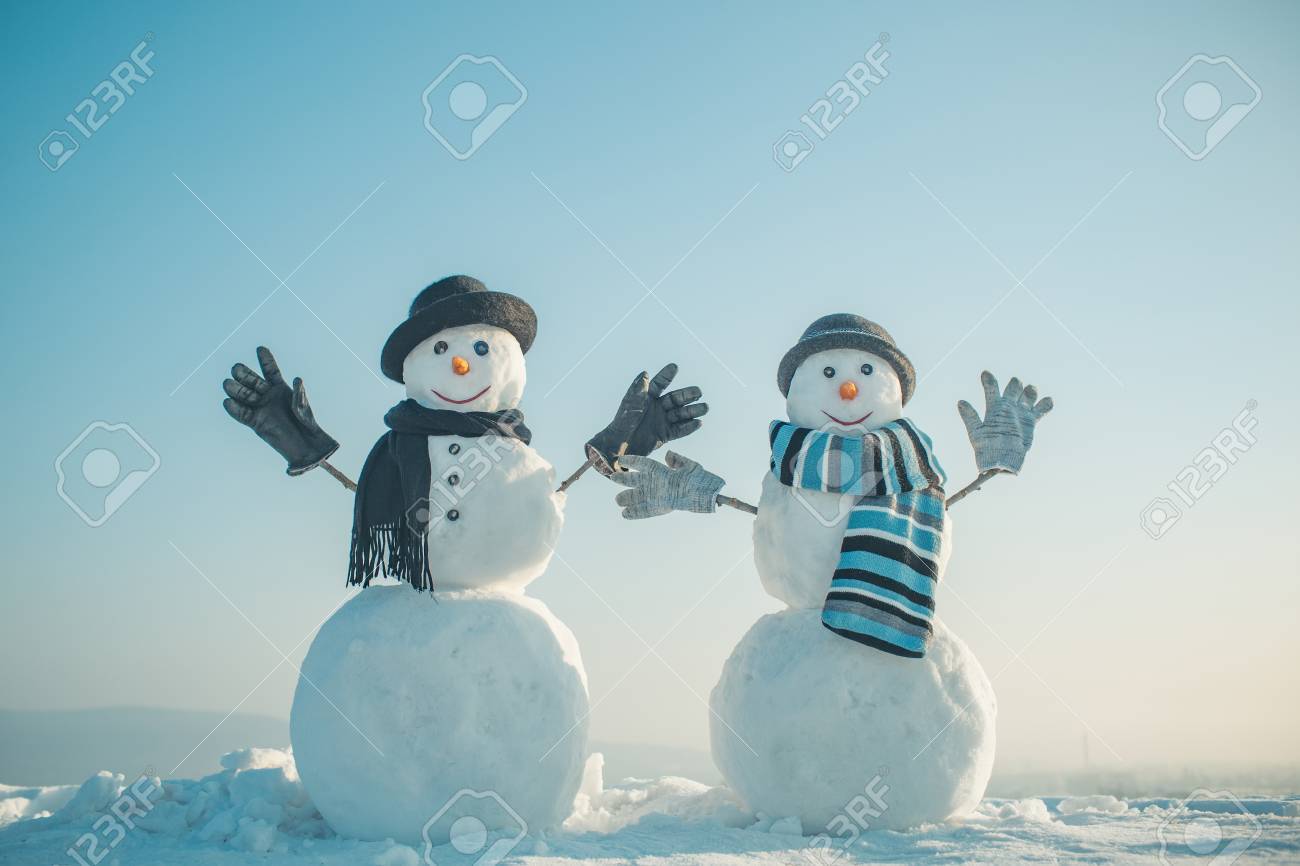 Noël Ou Fête De Noël. Homme De Bonhomme De Neige En Hiver Chapeau Noir,  Écharpe Et Gants. Joyeuses Fêtes. Nouvel An Agent D'espionnage Bonhomme De  Neige. Mode De Noël Et D'hiver. Banque