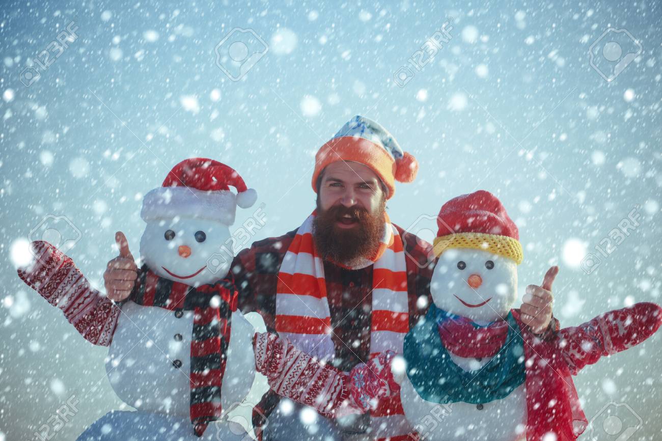 Schnee Weihnachten Neujahrskonzept Weihnachtsmann Mit Bart Auf Gluckliches Gesicht Weihnachtsfreizeit Wintersaison Weihnachtsmann Mann Mit Schneemann Im Hut Schneemann Winterurlaub Feier Neujahrskerl Gluck Lizenzfreie Fotos Bilder Und Stock
