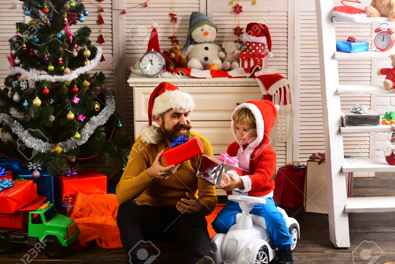 プレゼントボックスを持つクリスマス幸せな子供と父親 サンタの子供 クリスマスツリーであごひげの男 冬休みとボクシングの日 Xmasパーティーのお祝い 父の日 車の中で新年の男と小さな男の子 の写真素材 画像素材 Image プレゼントボックスを持つクリスマス幸せな子供と父親 サンタの子供 クリスマスツリーであごひげの男 冬休みとボクシングの日 Xmasパーティーのお祝い 父の日 車の中で新年の男と小さな男の子 の写真素材 画像素材 Image