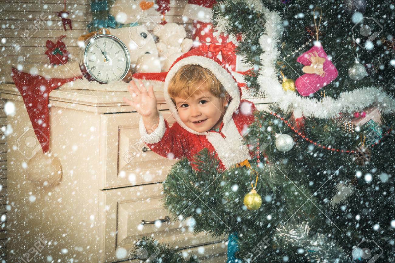正月クリスマス雪コンセプト新年小さな男の子の装飾グッズで クリスマス パーティーのお祝い サンタ クロース子供がクリスマス ツリーを飾る 冬の休日や休暇 クリスマス プレゼントで幸せな子 の写真素材 画像素材 Image 正月クリスマス雪コンセプト新年小さな男の子の装飾グッズで クリスマス パーティーのお祝い サンタ クロース子供がクリスマス ツリーを飾る 冬の休日や休暇 クリスマス プレゼントで幸せな子 の写真素材 画像素材 Image