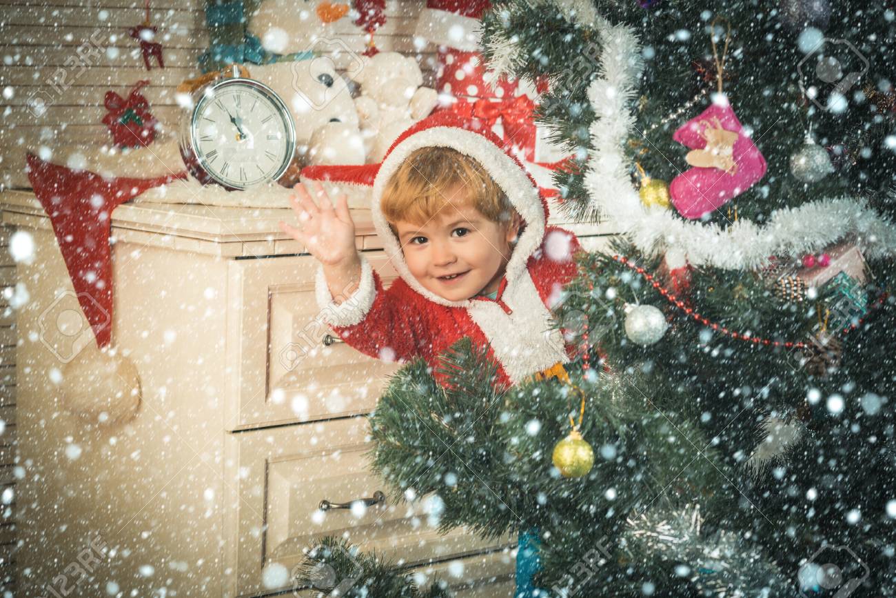 正月クリスマス雪コンセプト新年小さな男の子の装飾グッズで クリスマス パーティーのお祝い サンタ クロース子供がクリスマス ツリーを飾る 冬の休日や休暇 クリスマス プレゼントで幸せな子 の写真素材 画像素材 Image