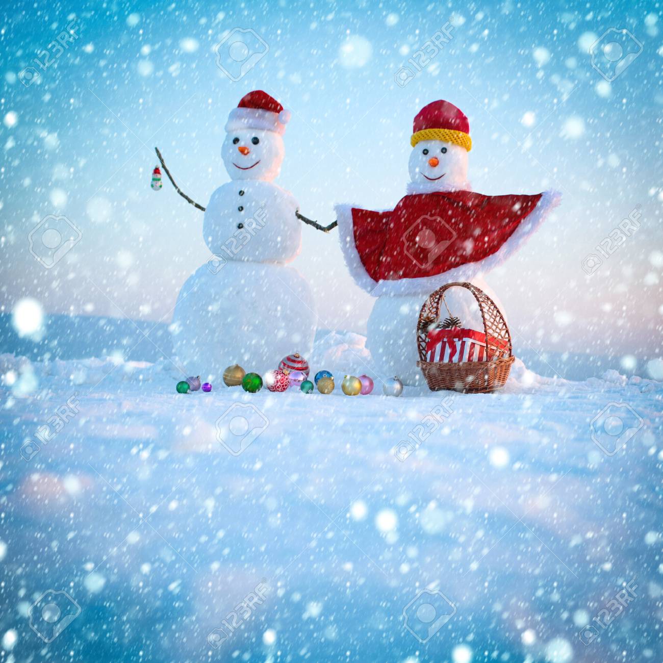 Conceito De Neve De Ano Novo De Natal Chapeu De Papai Noel No Inverno Brinquedo De Decoracao De Natal Ou Natal Bonecos De Neve Do Ano Novo Da Neve No Chapeu De