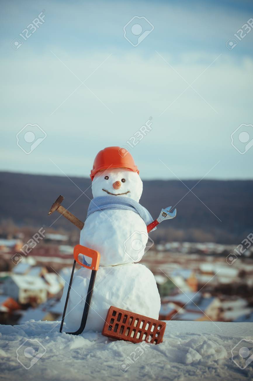 建築 修理工事 のこぎりとレンガで雪から新年の雪だるま クリスマスやクリスマスの装飾 ハッピーホリデーとお祝い ヘルメットの冬の雪だるまビルダー の写真素材 画像素材 Image 建築 修理工事 のこぎりとレンガで雪から新年の雪だるま クリスマスやクリスマスの装飾 ハッピーホリデーとお祝い ヘルメットの冬の雪だるまビルダー の写真素材 画像素材 Image