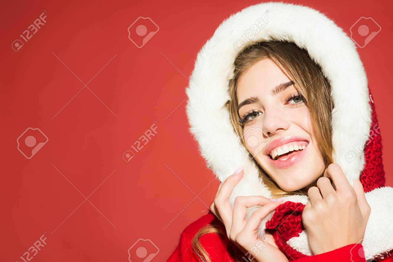 Frau Im Sankt Kostum Mit Hubschem Gesicht Neujahr Und Weihnachten Weihnachtsfrau In Der Roten Haube Kopienraum Gluckliches Madchen Feiern Neues Jahr Auf Rotem Hintergrund Weihnachtsfeier Und Winterurlaub Lizenzfreie Fotos Bilder Und Stock