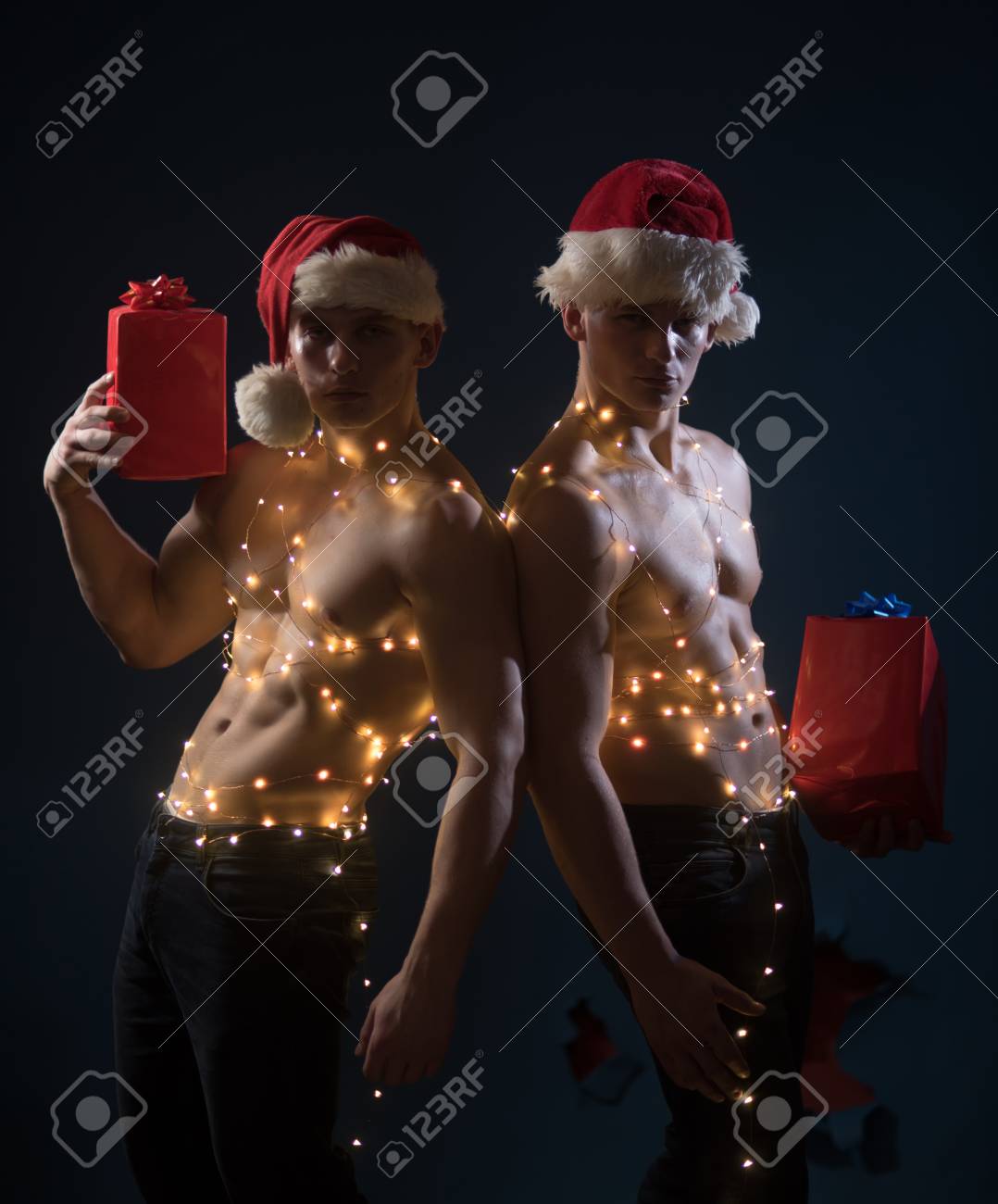 男の子やセクシーなアスリートの男性をxmasで呼び出します サンタの衣装を着た若い男性 女の子のためのプレゼント 花輪に筋肉の体を持つ双子のサンタ 大人のための新年のストリップと贈り物 クリスマスパーティーやセックスゲーム の写真素材 画像素材 Image 男の子やセクシーなアスリートの男性をxmasで呼び出します サンタの衣装を着た若い男性 女の子のためのプレゼント 花輪に筋肉の体を持つ双子のサンタ 大人のための新年のストリップと贈り物 クリスマスパーティーやセックスゲーム の写真素材 画像素材 Image