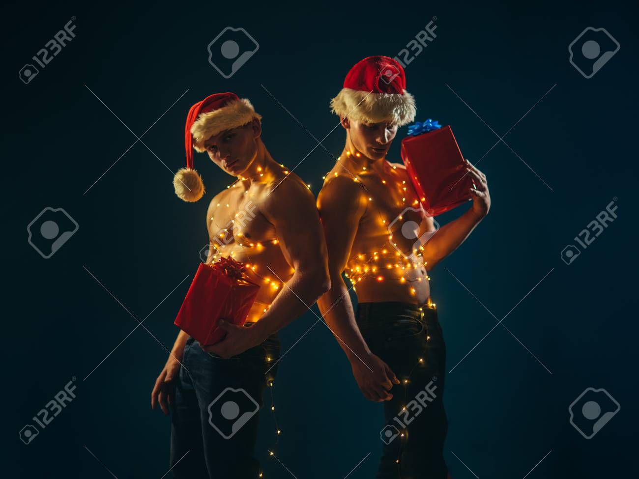 花輪に筋肉の体を持つ双子のサンタ クリスマスパーティーやセックスゲーム サンタの衣装を着た若い男性 女の子のためのプレゼント 男の子やセクシーな アスリートの男性をxmasで呼び出します 大人のための新年のストリップと贈り物 の写真素材 画像素材 Image 花輪に筋肉の体を持つ双子のサンタ クリスマスパーティーやセックスゲーム サンタの衣装を着た若い男性 女の子のためのプレゼント 男の子やセクシーな アスリートの男性をxmasで呼び出します 大人のための新年のストリップと贈り物 の写真素材 画像素材 Image