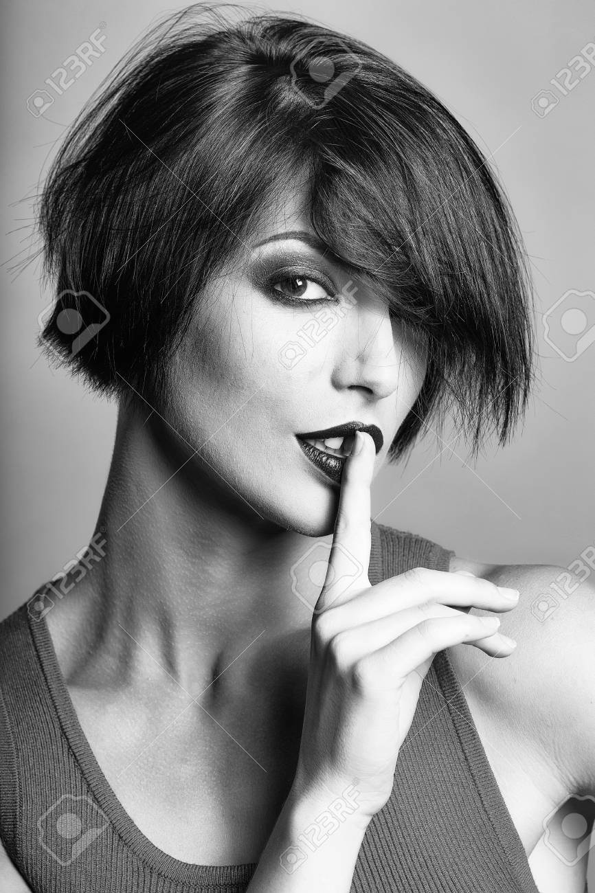 Joven Sexy Mujer O Nina Con Elegante Cabello Corto Morena Y Maquillaje De Moda Con Glamour En Cara Bonita Retrato Tiene Lapiz Labial Brillante En Labios Fotos Retratos Imagenes Y Fotografia De