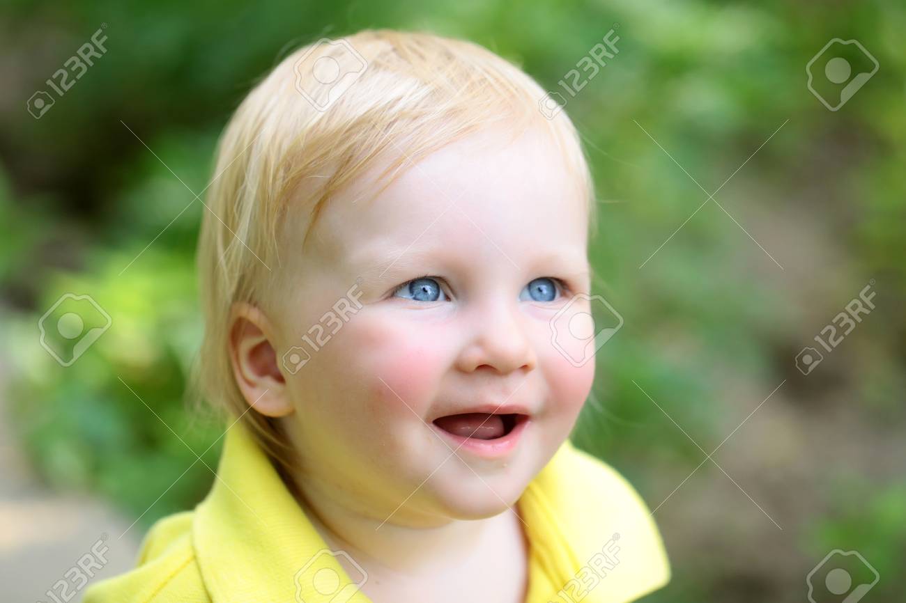 Garcon Bebe Sourire Aux Yeux Bleus Sur Le Visage Adorable Et Les Cheveux Blonds Sur L Environnement Naturel Enfant Enfance Famille Bonheur Innocence Enfance Futur Concept Banque D Images Et Photos Libres De Droits